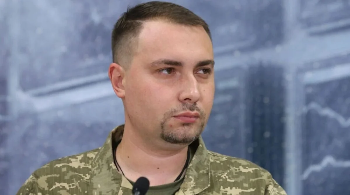Кирило Буданов у камуфляжній формі з мікрофоном дивиться вбік