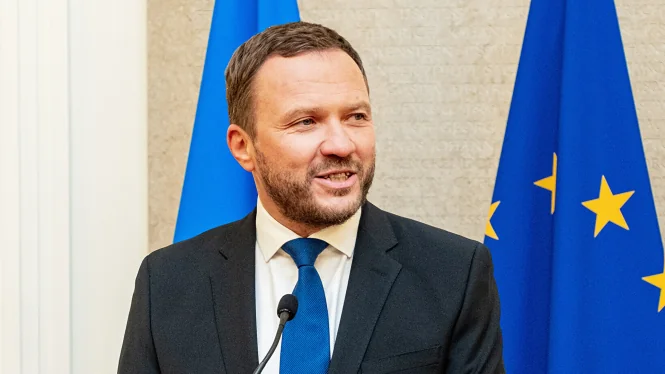 Міністр закордонних справ Естонії Маргус Цахкна виступає на тлі прапорів ЄС