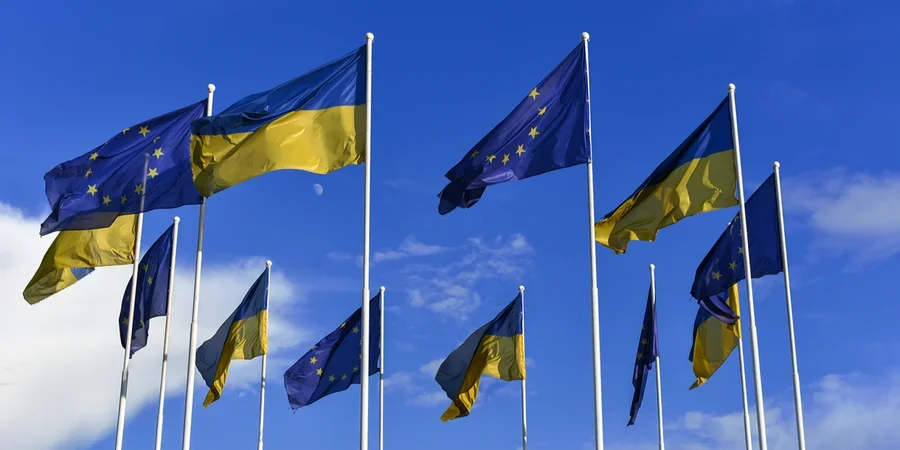 Прапори України та ЄС майорять на тлі блакитного неба