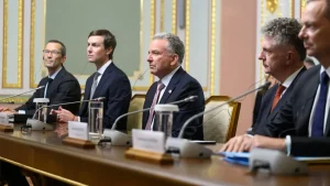 Кушнер і Віткофф сидять за столом переговорів з мікрофонами в Києві