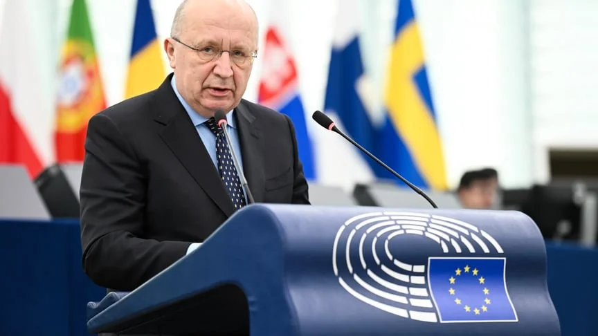 Єврокомісар Андрюс Кубілюс виступає з трибуни Європарламенту на тлі національних прапорів