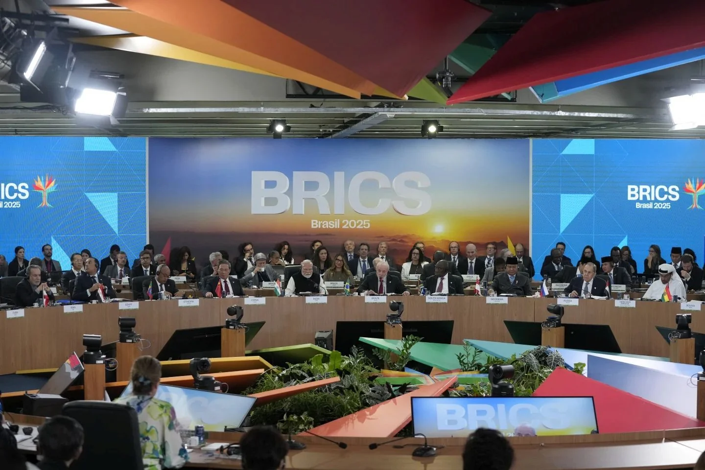 Лідери БРІКС за столом переговорів на саміті Brasil 2025