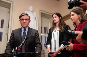 Спікер Палати представників Майк Джонсон виступає на брифінгу в Капітолії