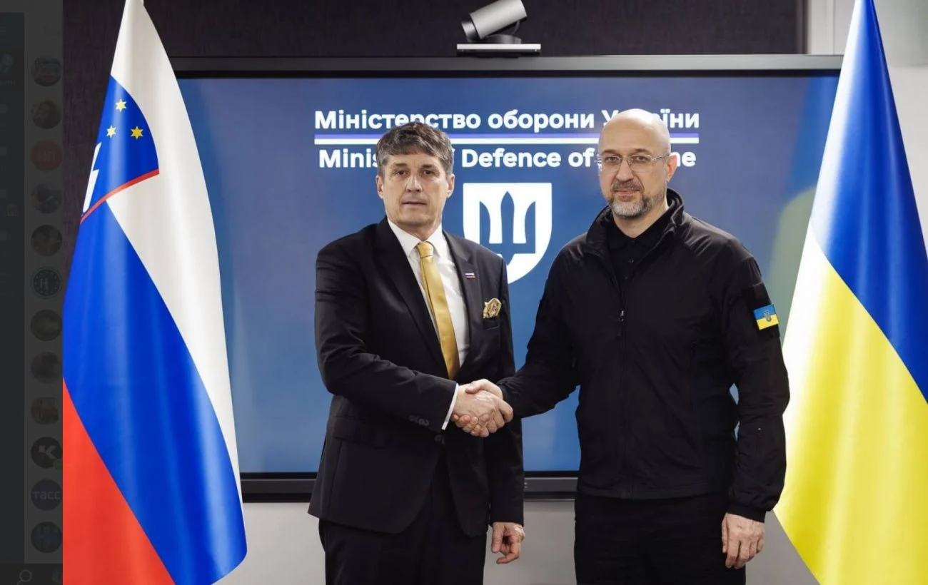 Рукостискання представників Словенії та України в Міністерстві оборони України