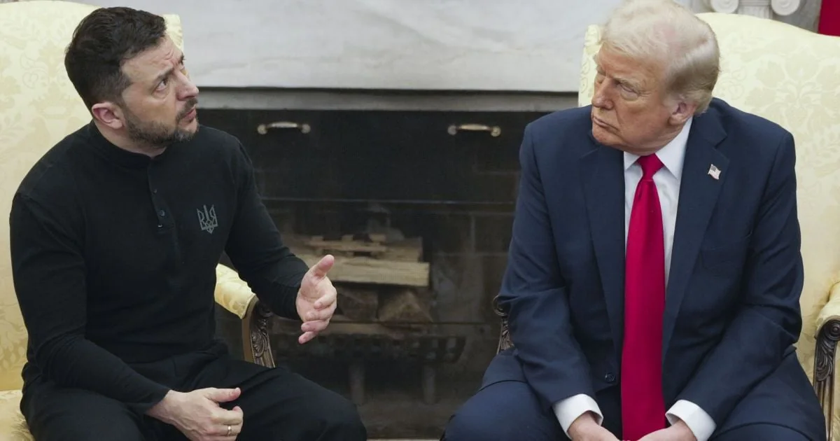 Зеленський і Трамп сидять у кріслах і розмовляють біля каміна