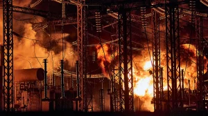 Нічна пожежа на електропідстанції серед високовольтних опор і трансформаторів