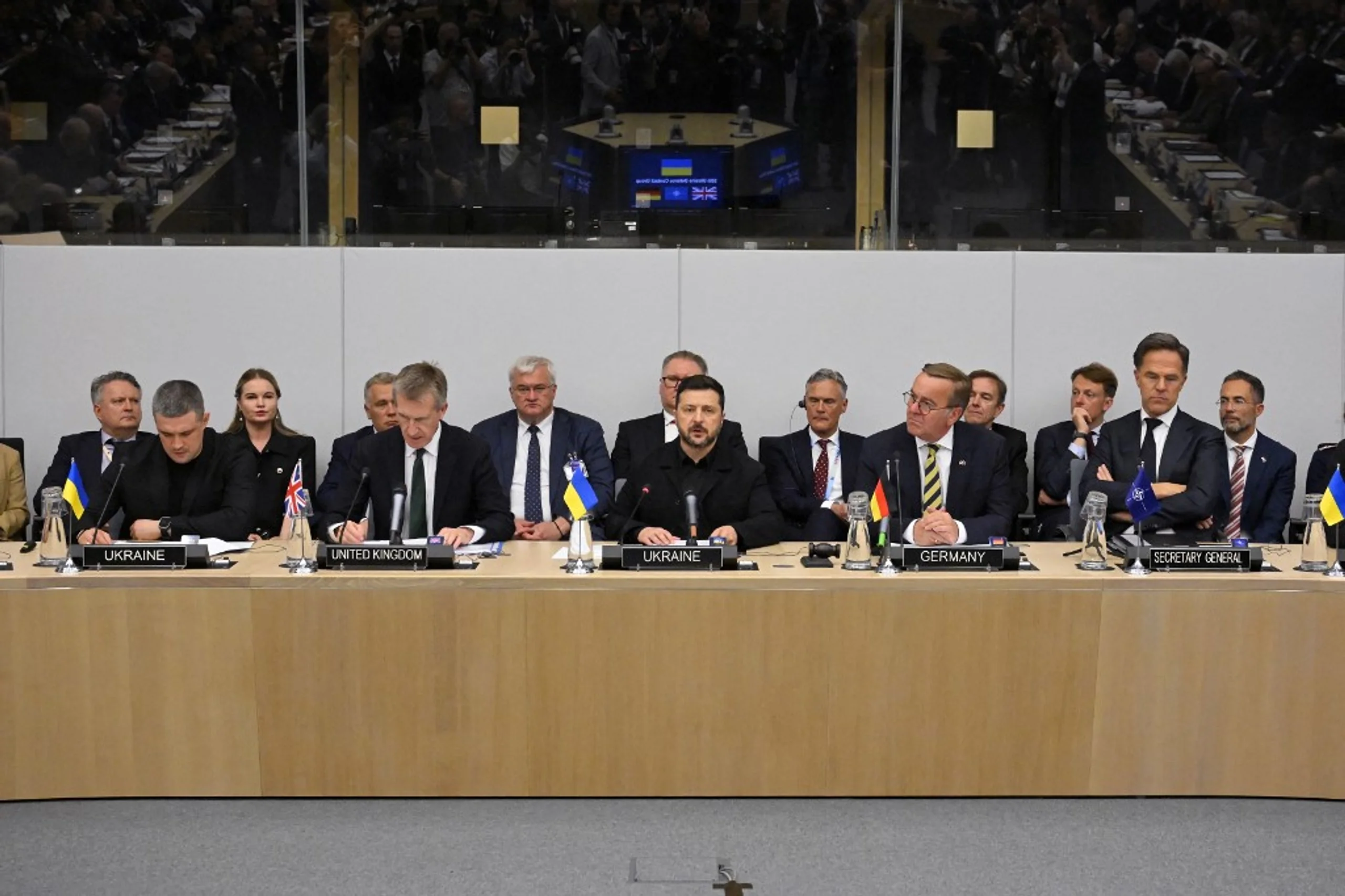 Делегації України, Британії, Німеччини та генсек НАТО за столом переговорів