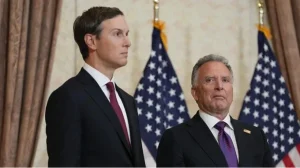 Кушнер і Віткофф у костюмах стоять перед прапорами США
