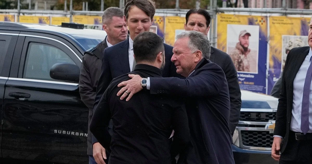 Віткофф обіймає Зеленського біля чорних SUV на тлі плакатів у Києві