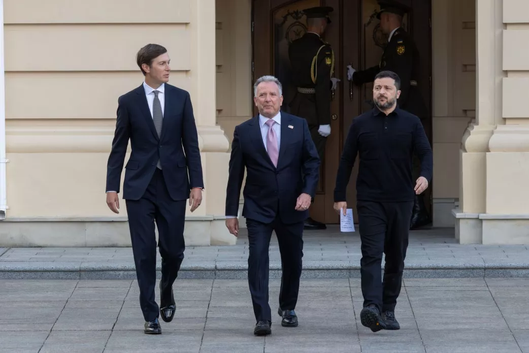 Кушнер, Віткофф і Зеленський виходять з будівлі після зустрічі