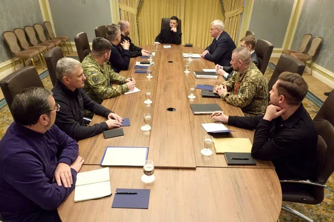 Зеленський зібрав переговорну групу перед зустріччю з командою Трампа